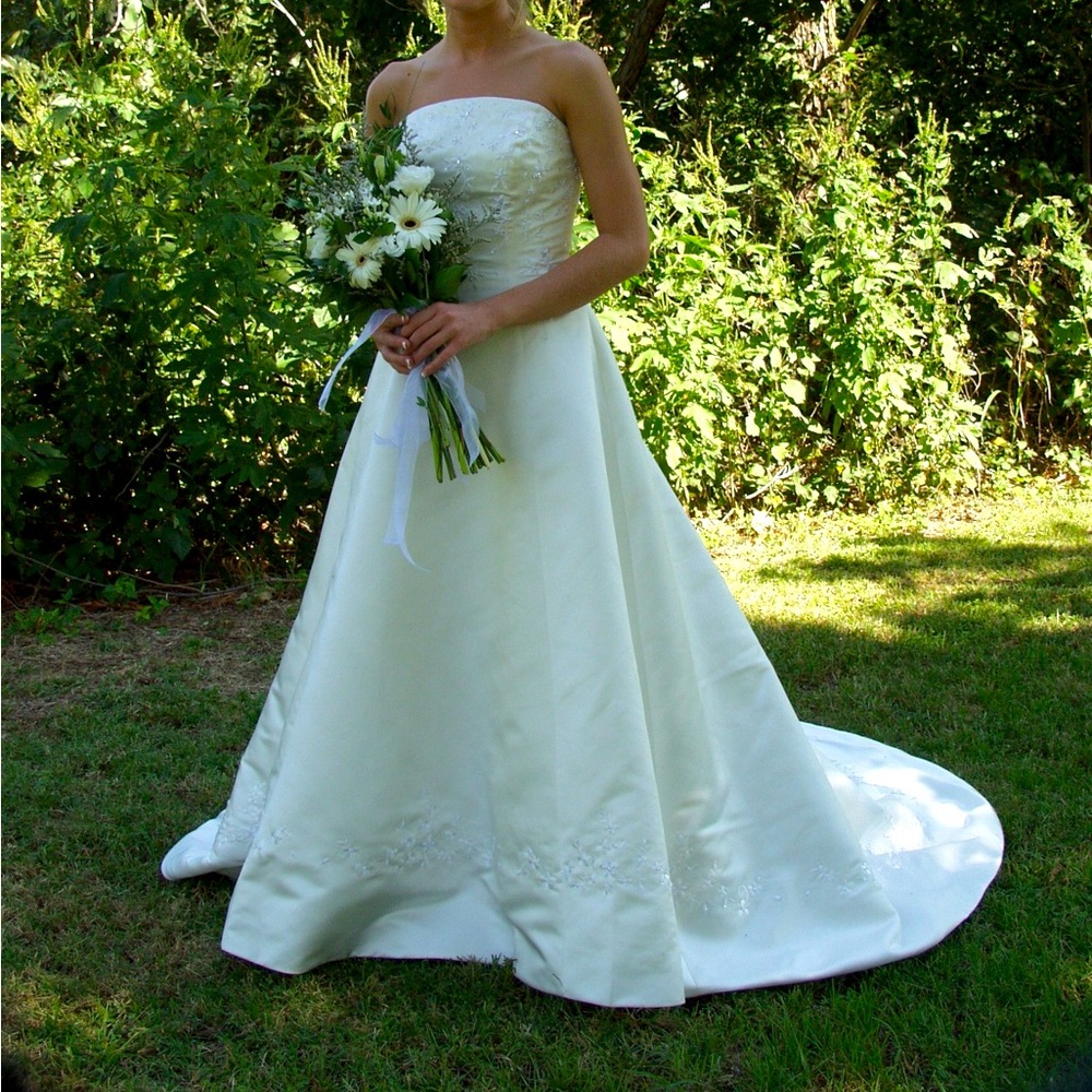 Joli Bridal Wedding Gown, size 6